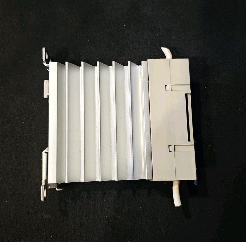 Omron G3PB-215B-VD Solid State Relay & Heatsink 100-240VAC Load 12-24VDC Input