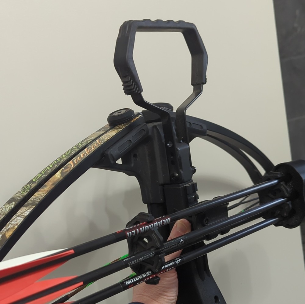 READY TO HUNT Barnett Jackal Compound Crossbow Package w/ Case