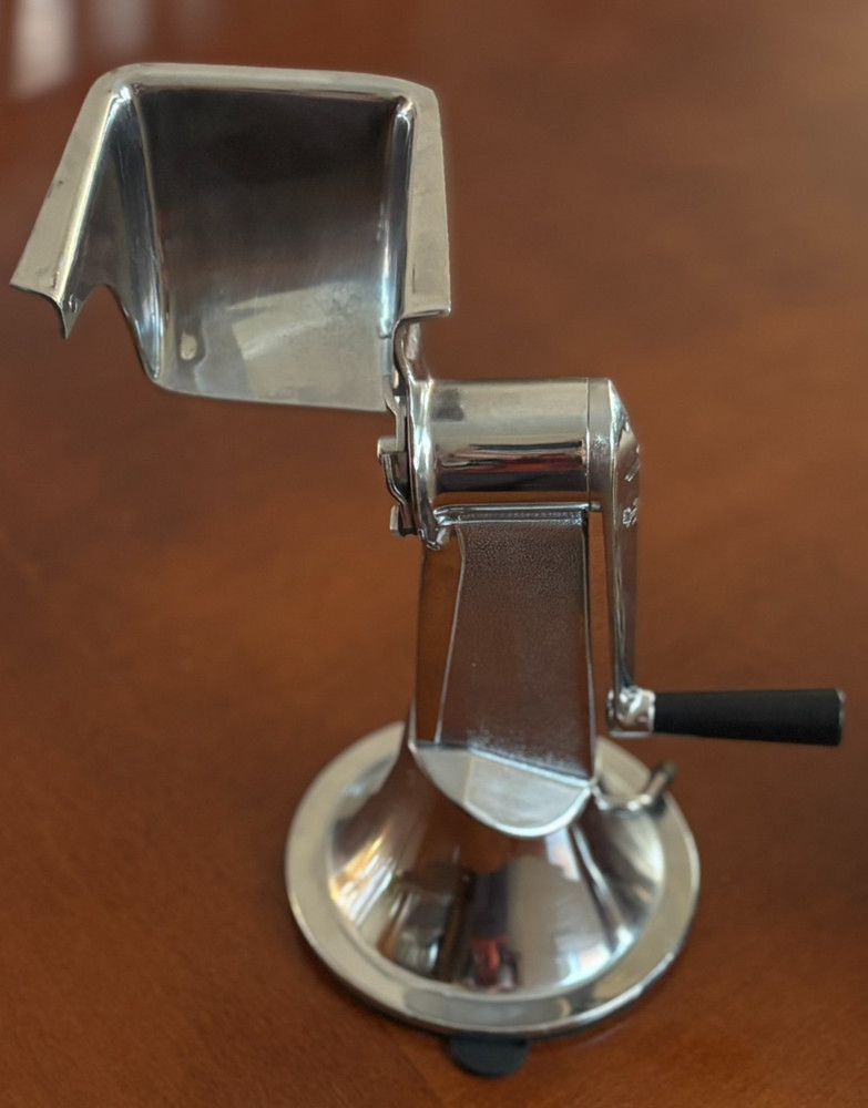 Kitchen Kutter West Bend Manual Food Vegetable Processor w/4 Cones Suction Base