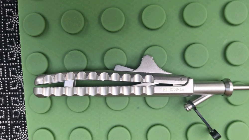 E705R Laparoscopic Needle Holder Ratcheted Handle