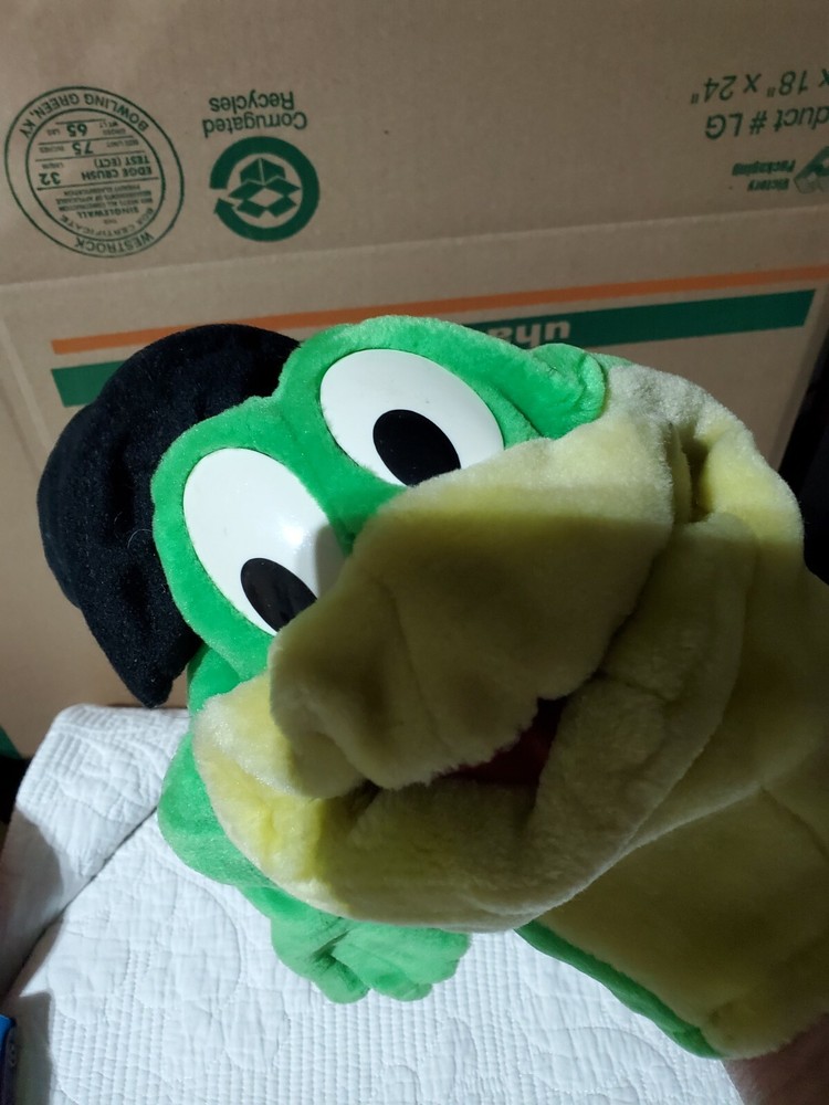 Warner brothers frog hand puppet. Adorable!