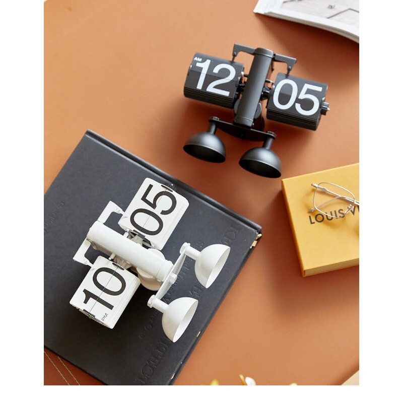 Automatic page turning clock desktop ornament retro mechanical pendulum creative