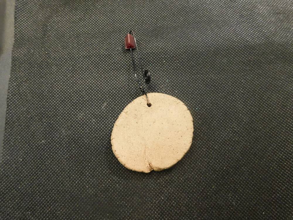 SMALL CLAY WALL HANGING! e373XTT
