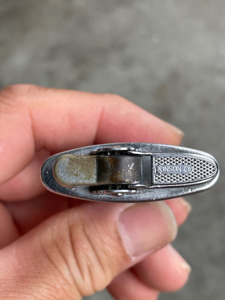 Vintage standard Ronson pocket lighter ( working )