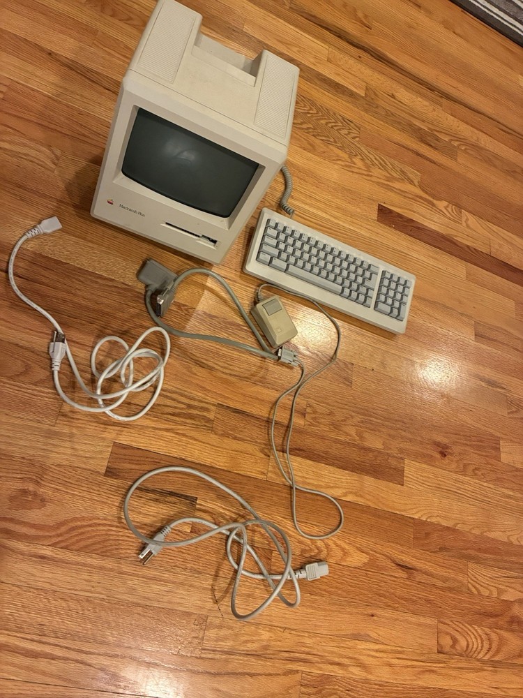 Vintage Macintosh Plus 1MB Apple Computer Model M0001A WORKS -w Keyboard + Mouse