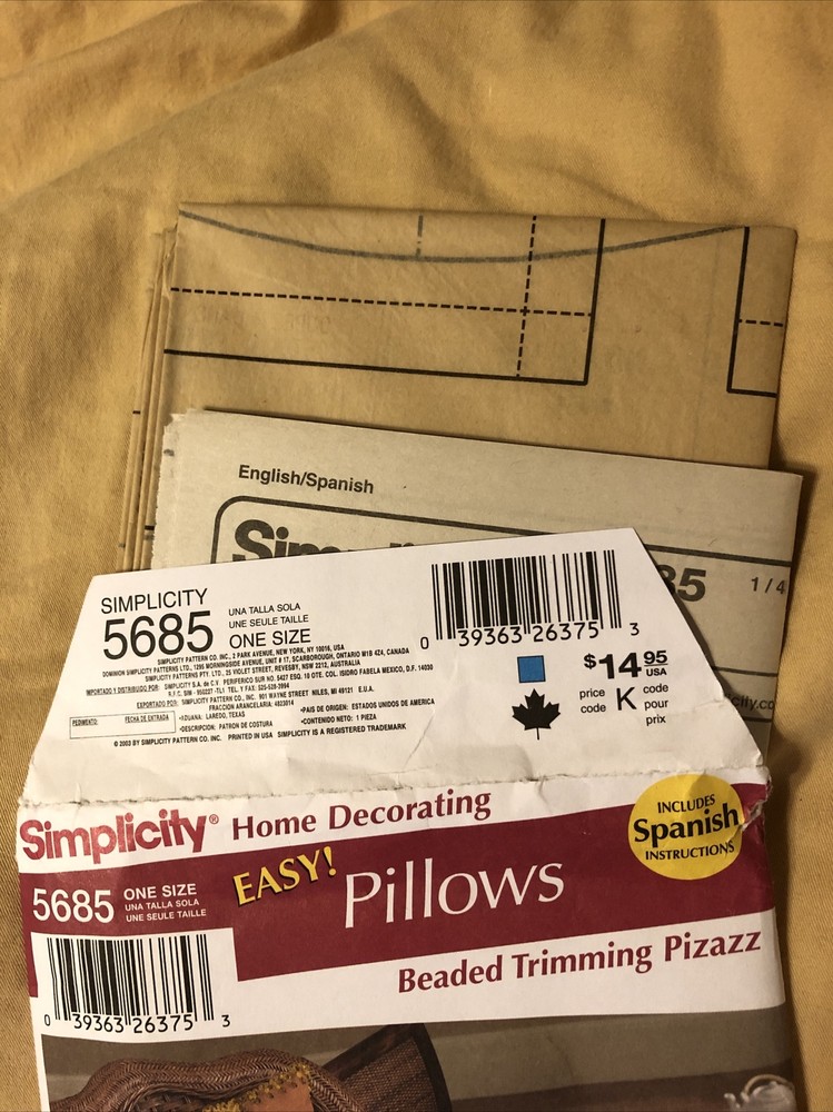 Pillows Simplicity Pattern 5685 UNCUT in English & Spanish