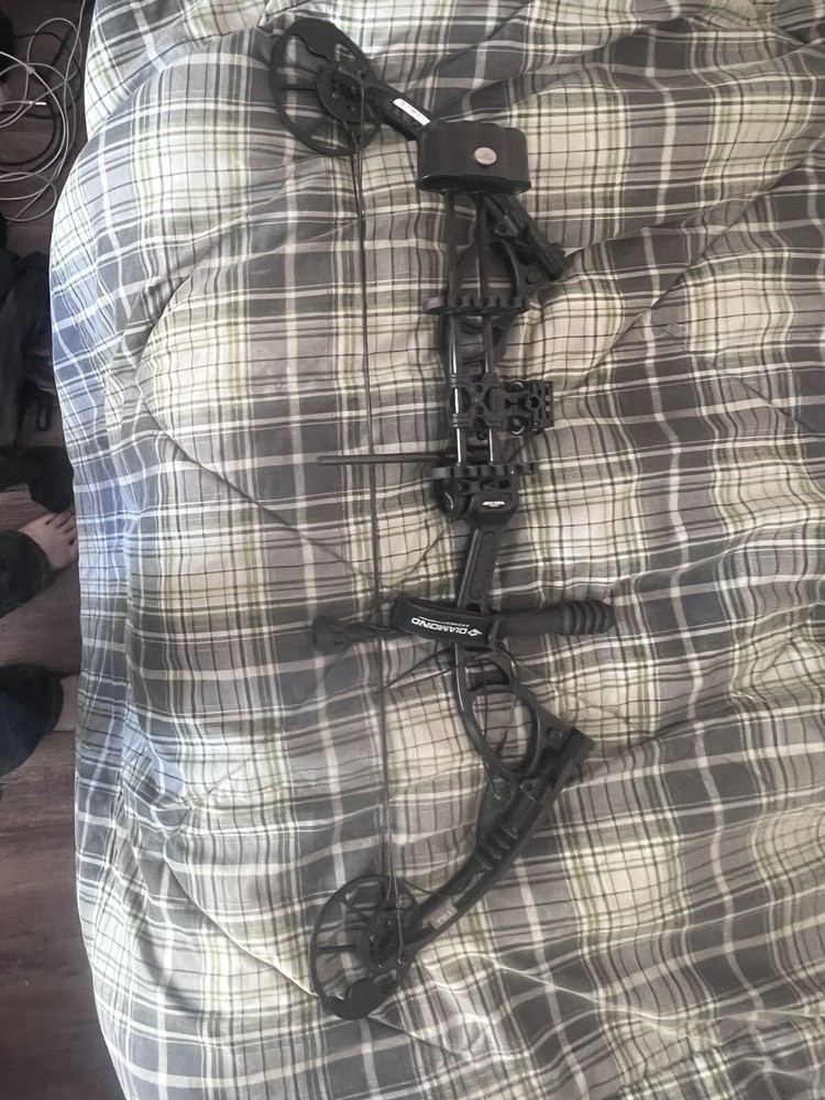 Diamond Archery A13799 Edge 320 Right Hand Bow Package - Black