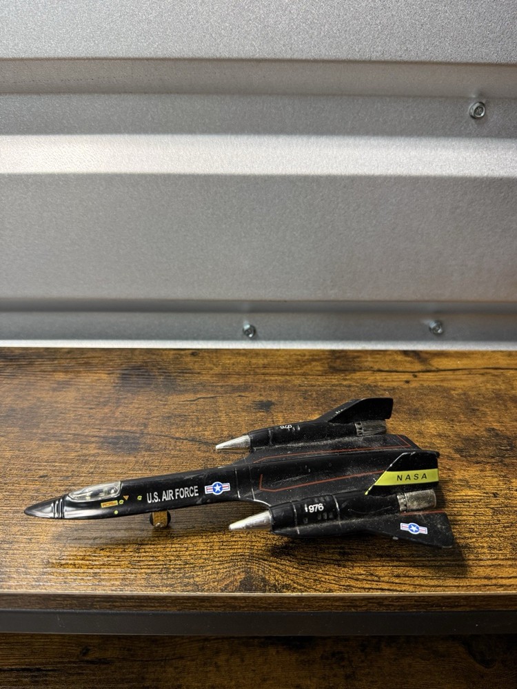 DIECAST AIRPLANE METAL 976 BLACKBIRD U.S. AIR FORCE PULL BACK ACTION 8''.