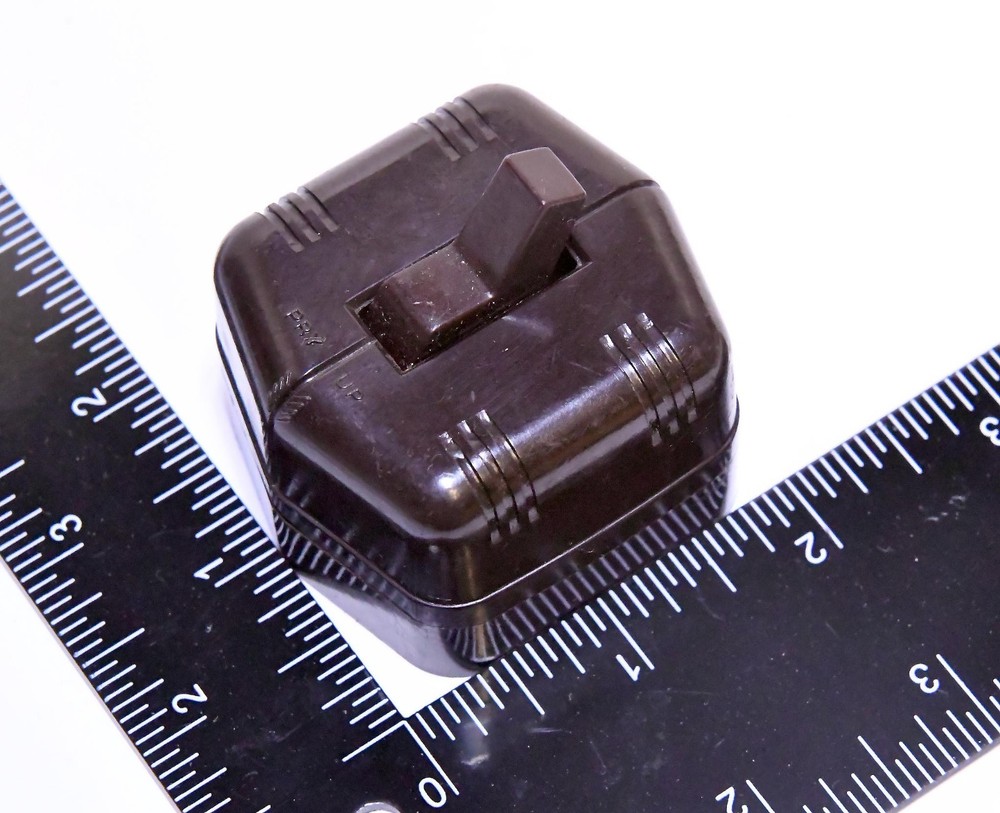 VINTAGE PLASTIC BAKELITE ON / OFF ELECTRICAL TOGGLE SWITCH