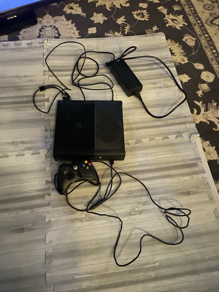 xbox 360 with two controllers Read Desc