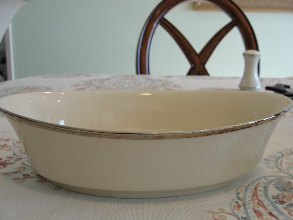 LENOX  SOLITAIRE OVAL BOWL 10 3/8"