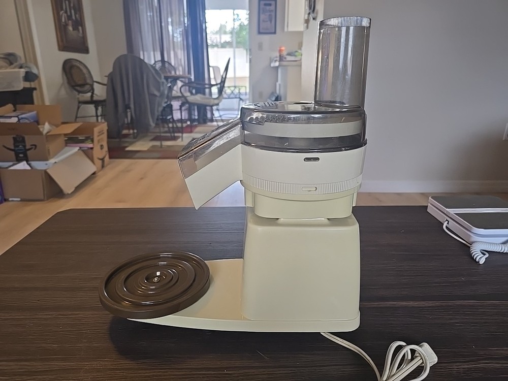 ORIGINAL OSTER KITCHEN CENTER REGENCY OFF-WHITE FOOD PROCESSOR &PITCHER Works