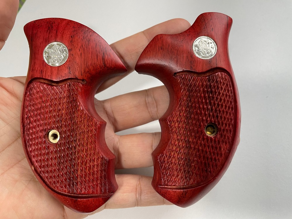 Handle grips for S&W J Frame Round Butt  Grip - Checker Hardwood opened Back