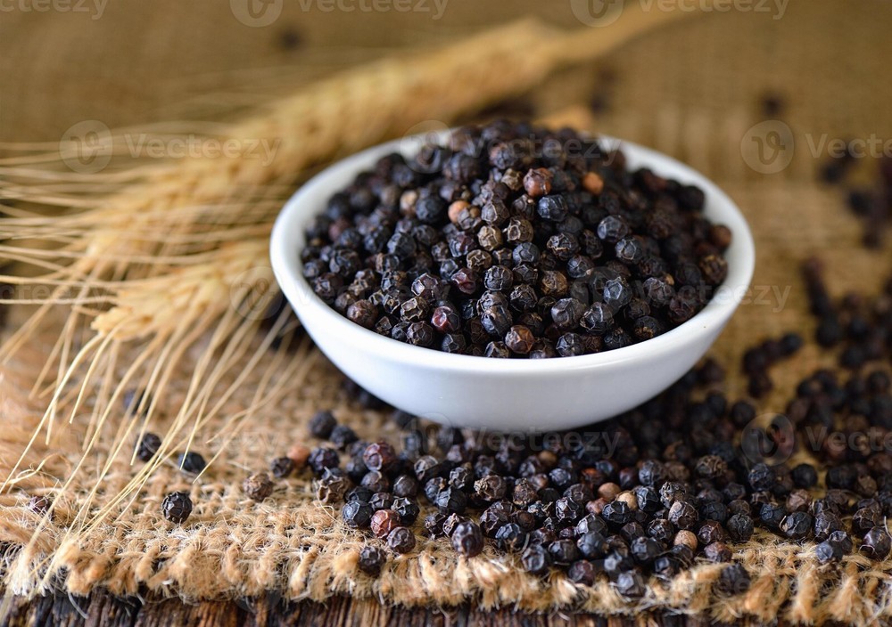 Ceylon black pepper , organic pepper powder