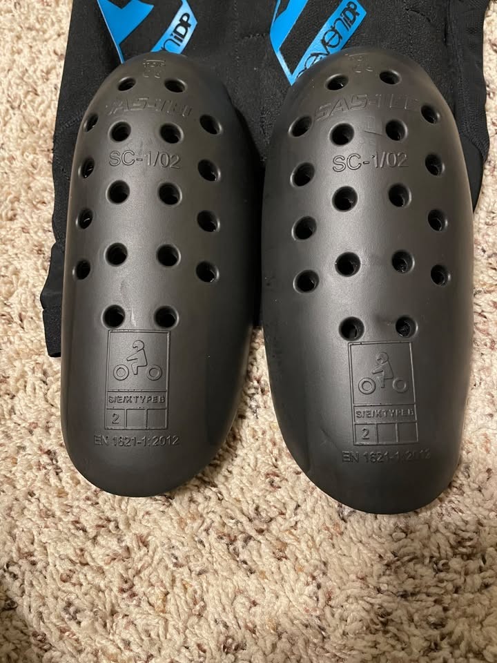7iDP Sam Hill Knee Pads Size Medium - Black Ride NF Edition