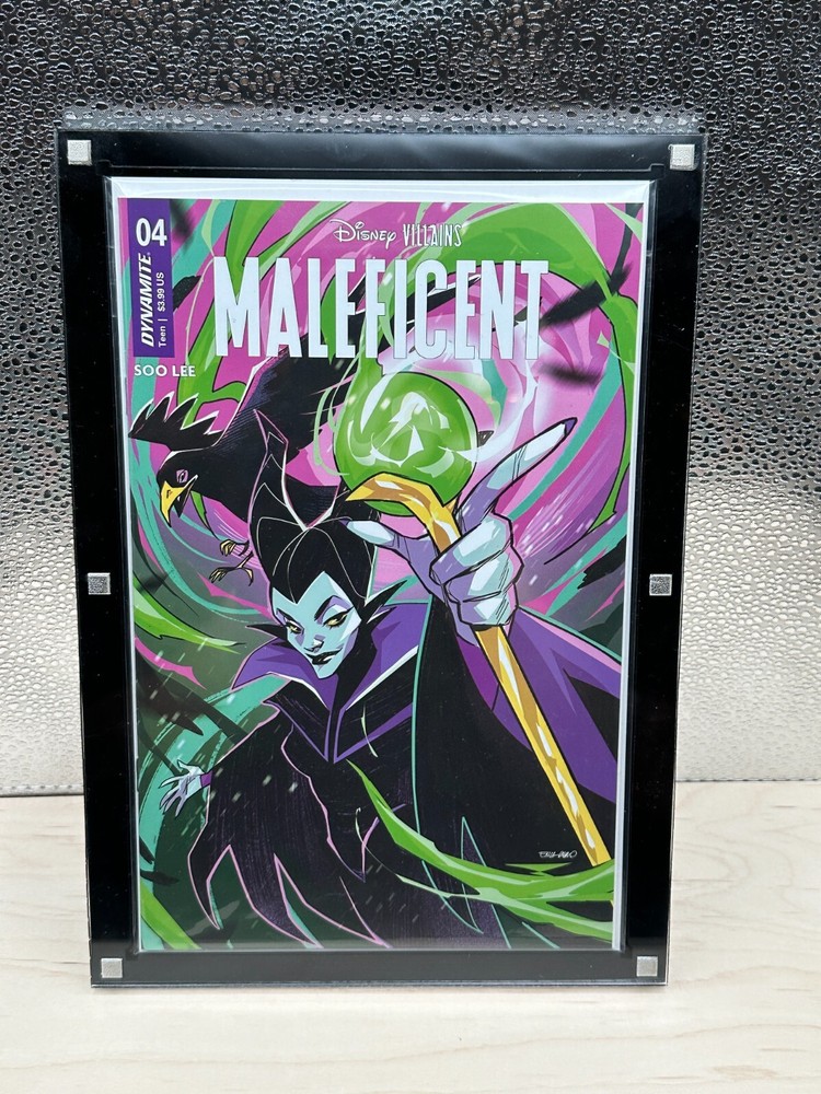 Modern Comic Book Holder Heavy Duty Acrylic Magnetic Display Case Wall Mounts