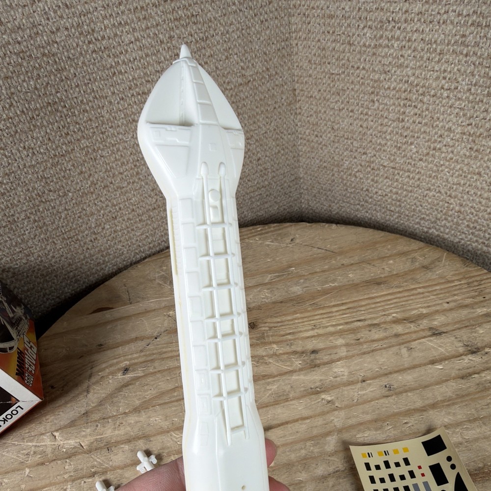 MPC Space: 1999 Hawk 10" Model Kit 1-1904