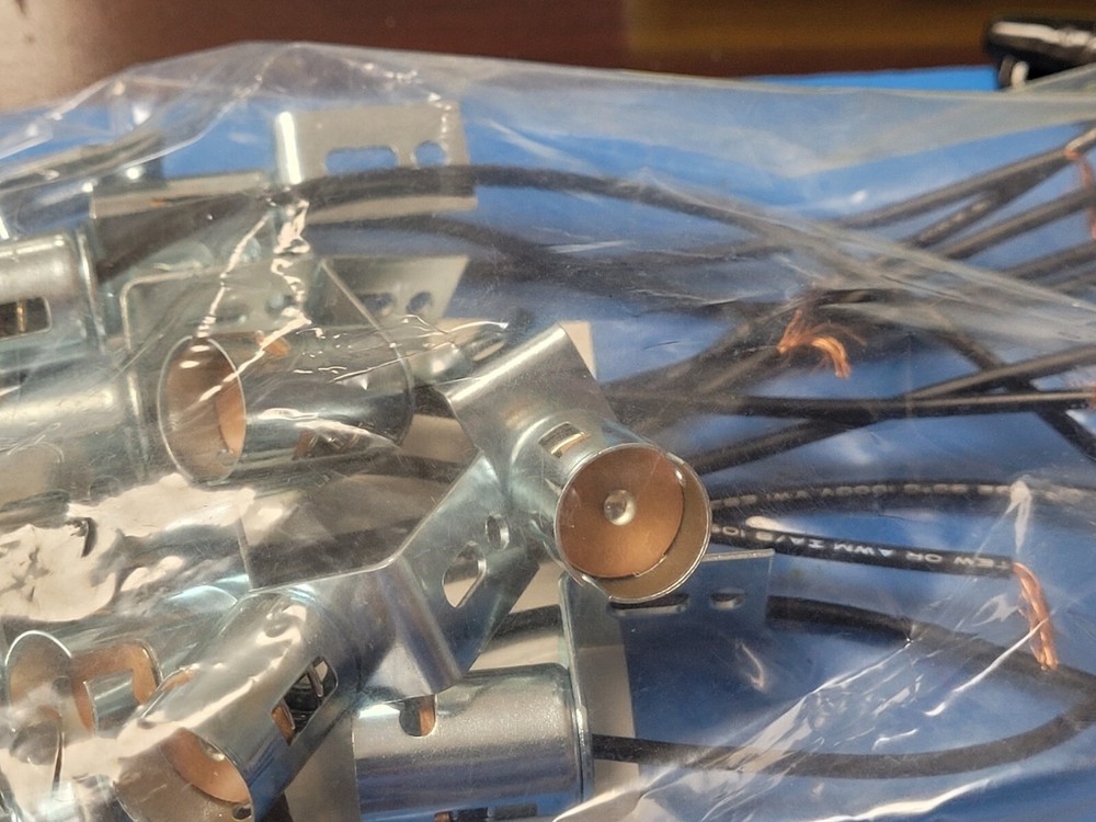 (1 PC) 11-272 VCC B6 BULB SOCKET BAYONET