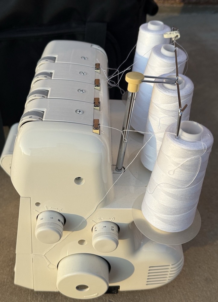 White Superlock Electronic 2000 ATS Serger w/ Rolling Case