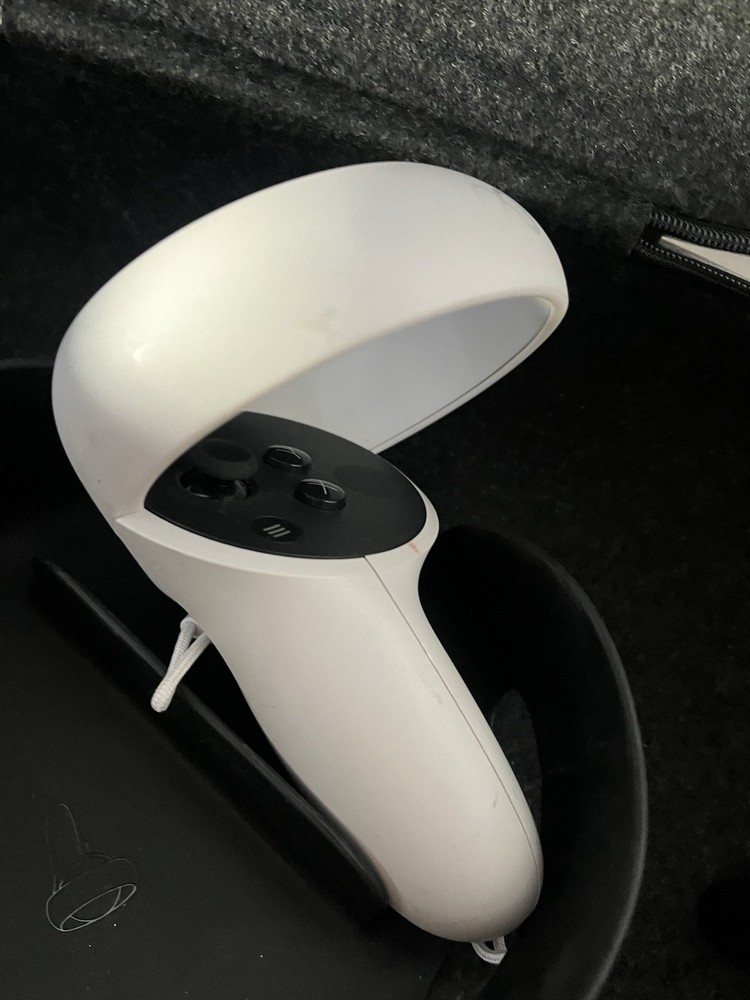 Meta Oculus Quest VR Controllers Left & Right W/case Powers On /No Further Testi