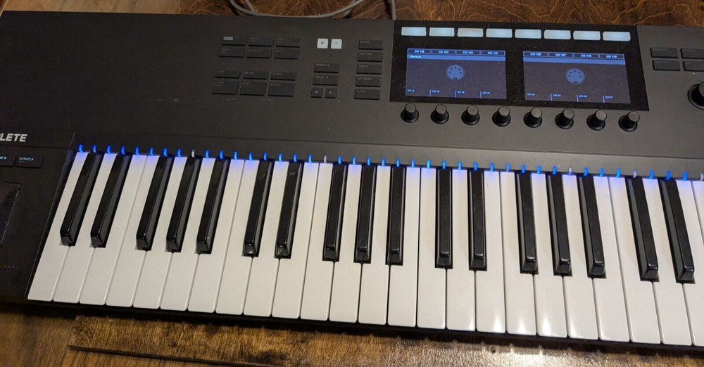 Native Instruments Komplete Kontrol S61 MK2 61-key Smart Keyboard Controller