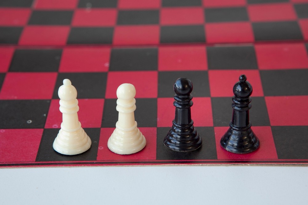 Vintage Chessmen King Size Chess Set - READ