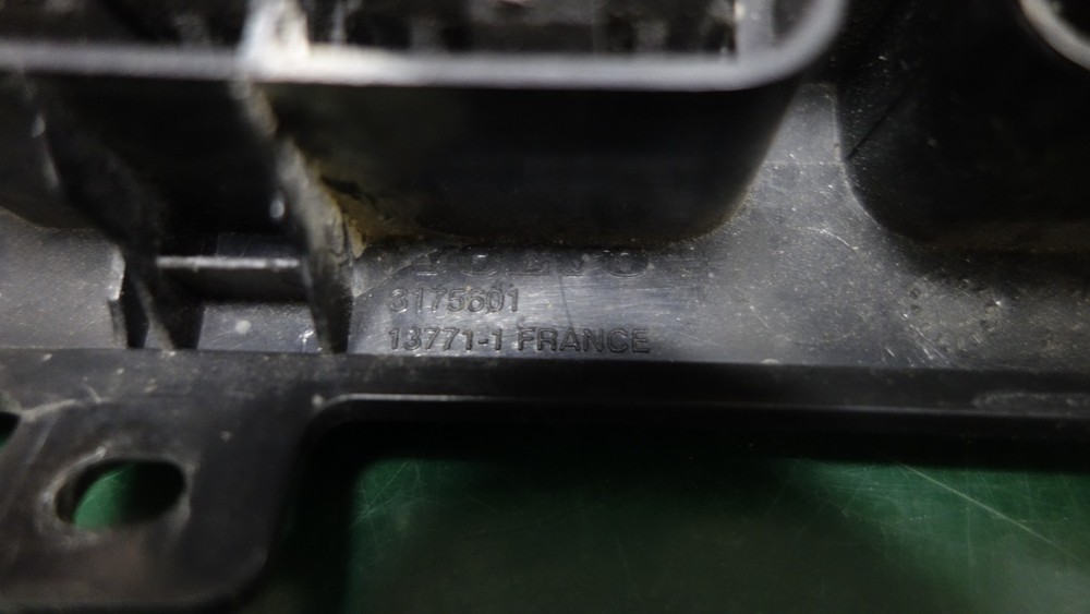 VOLVO VNL SWITCH PANEL THREE SWITCHES 3175601