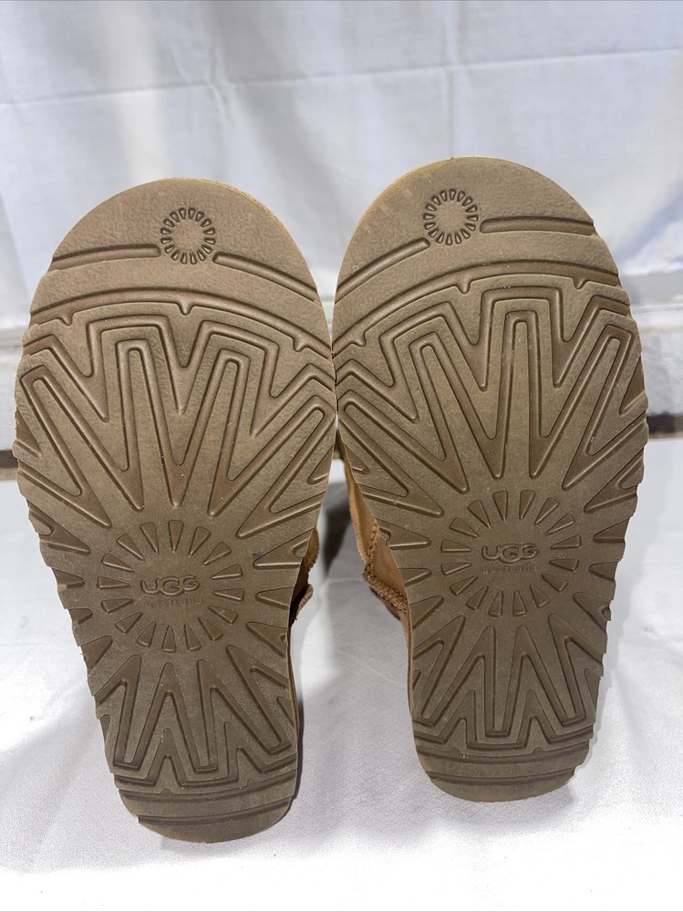 UGG BOOTS WOMEN CLASSIC MID LARGE US SIZE 7