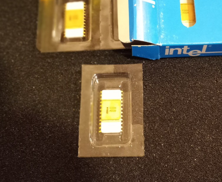 Vintage 1975 Intel C3104 16 bit Content Addressable RAM. White ceramic and gold