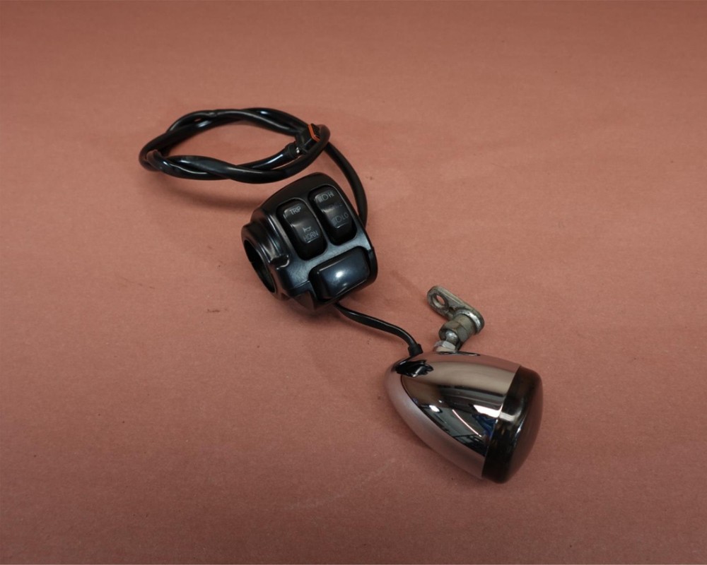 2009-2011 Harley Davidson Rocker C FXCWC Left Control Switch Blinker