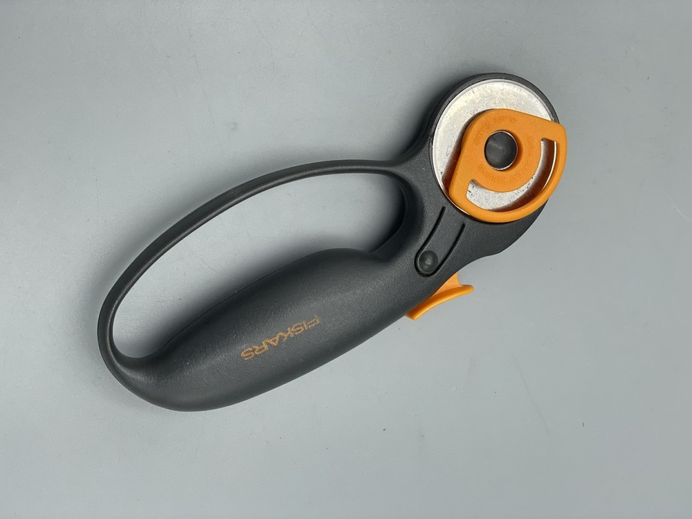 Fiskars 45mm Rotary Cutter & Handle EUC