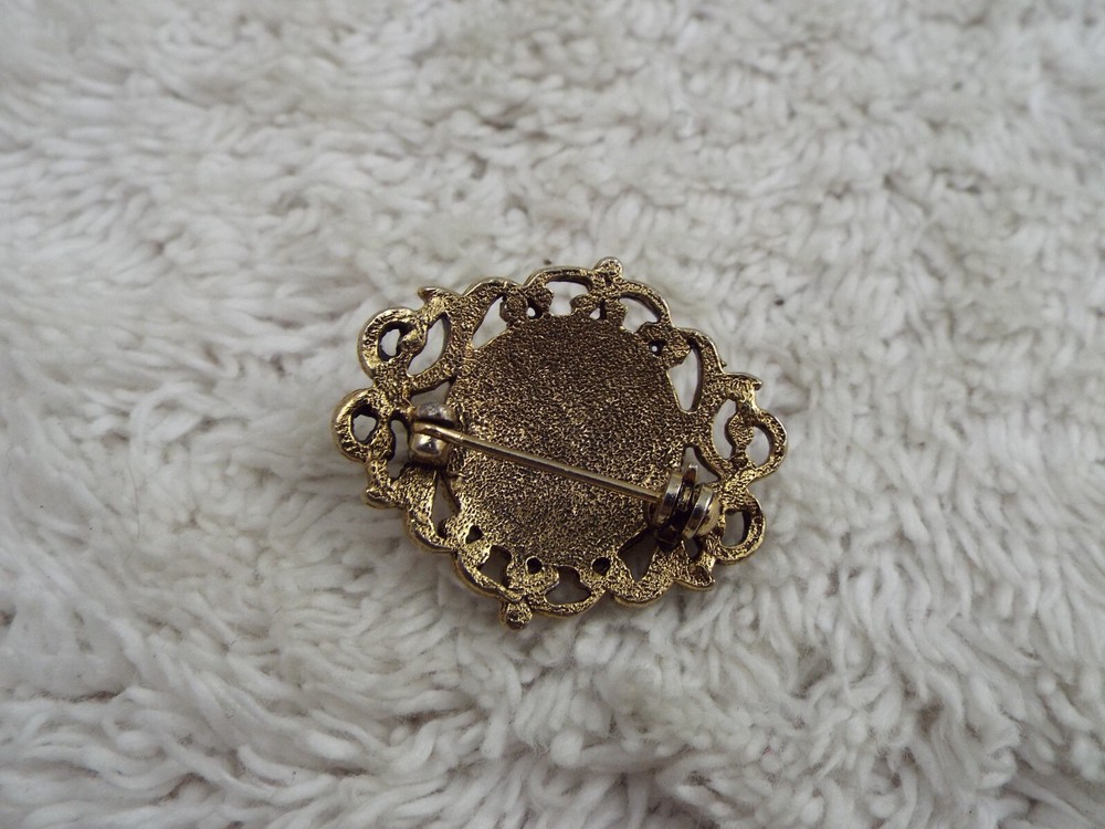 Goldtone Cream Pin (K14)