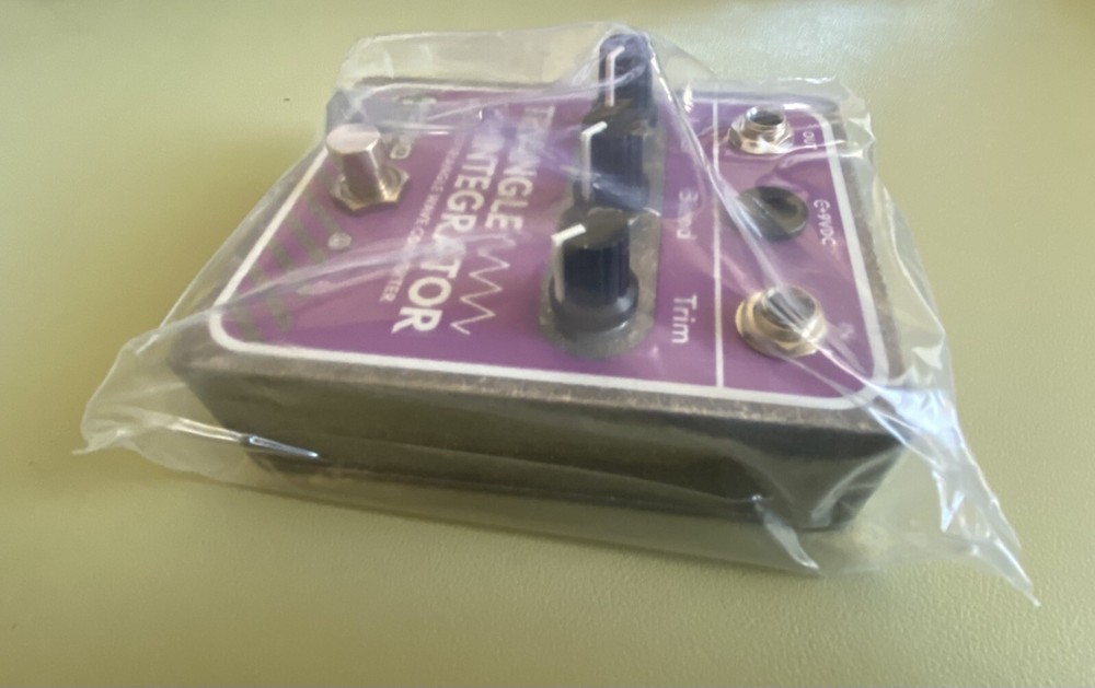 Mono Division Triangle Integrator Wave Converter Effects Pedal