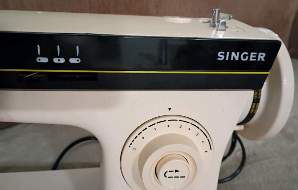 Singer 3102 White Black Household Mechanical Sewing Machine With Cover Powers On