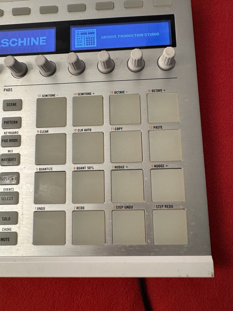 Native Instruments MASCHINE MK2 White – Powers On – No Software for Full Test