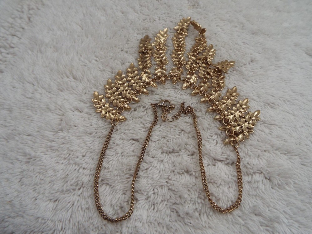 Goldtone Leaf Scoop Necklace (A71)
