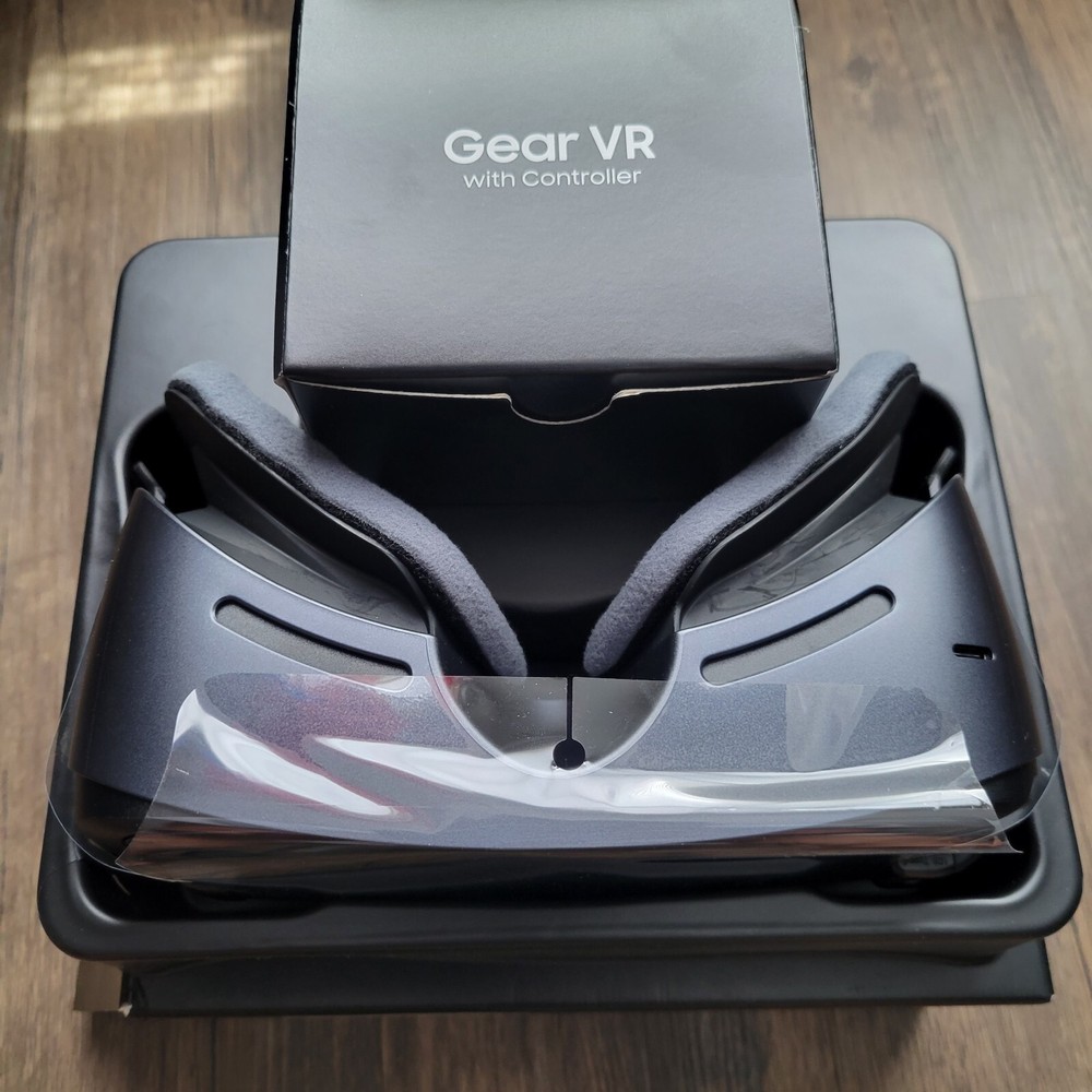 Samsung Gear VR SM-R324 With Controller - Complete - Powered by oculus