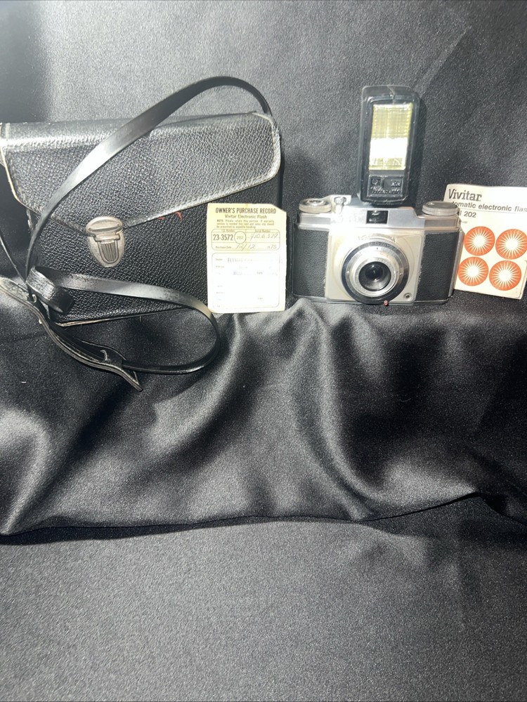 Vintage Vivitar Automatic Electronic Flash Camera Model 202