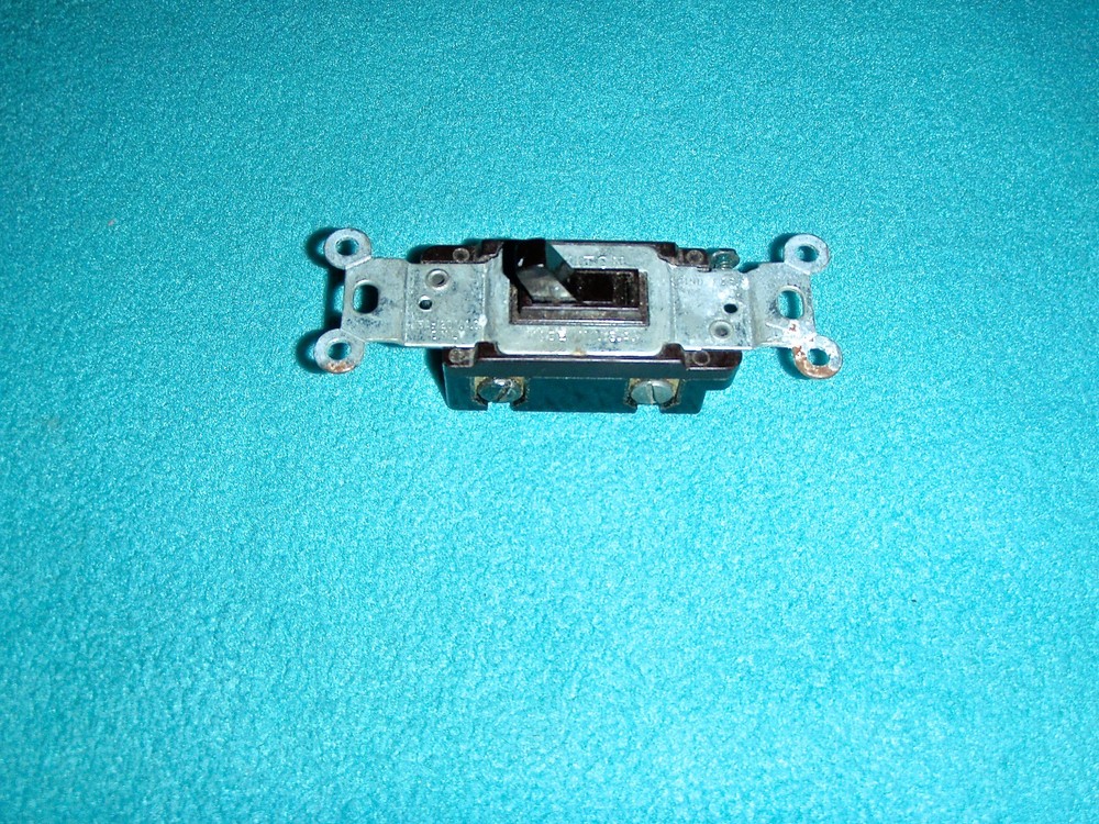 LEVITON VINTAGE 3 WAY BROWN LIGHT SWITCH