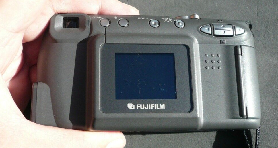 Fujifilm FinePix 2400 Zoom 2.1MP Compact Digital Camera Silver Untested Boxed