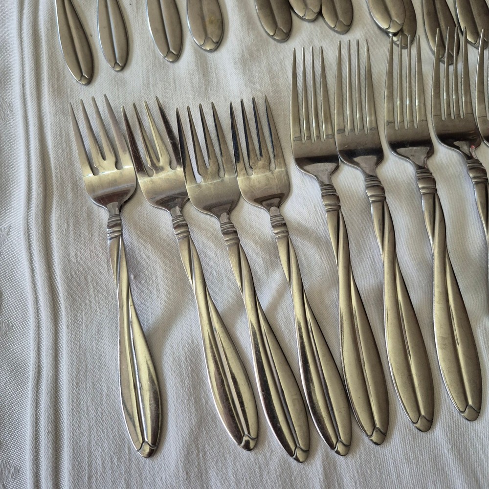 Modern Twist Flatware By International Silver 26 pieces