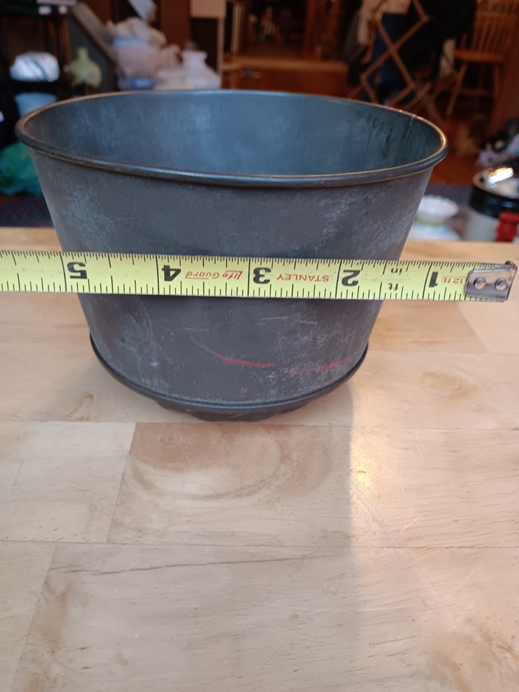 VTG TIN JELLO MOLD. 1074
