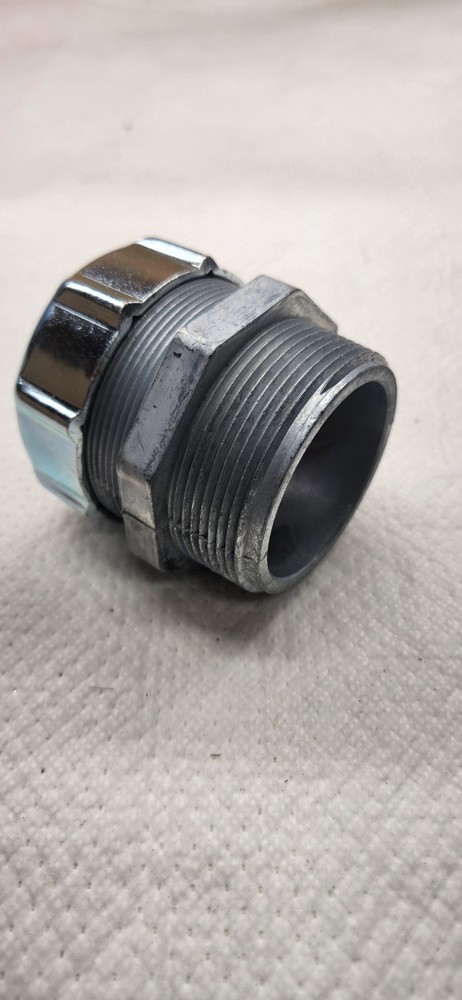 THOMAS & BETTS 2574, 2" Cord & Cable Connector, Range: 1.375"-1.625"