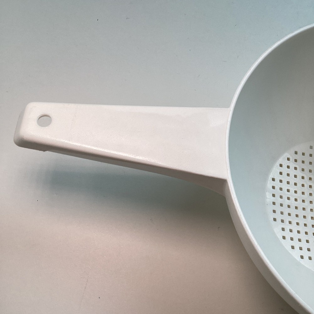 Tupperware 2 Quart Strainer Colander White Handle Hook Pan Rest Classic 1523