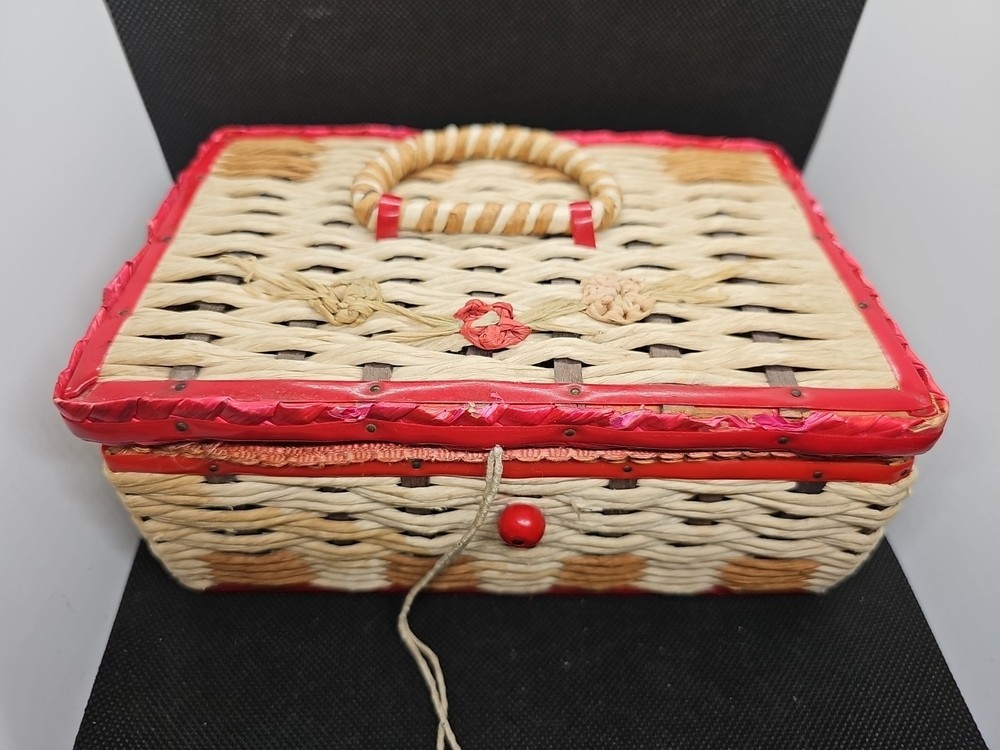 Vintage DRITZ Wicker Sewing Box. 7.5" X 5"