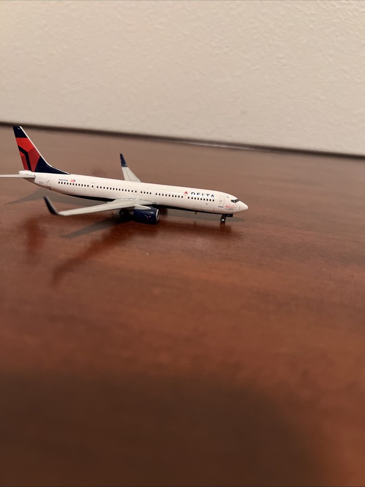 Delta 737-800 1:400 Scale