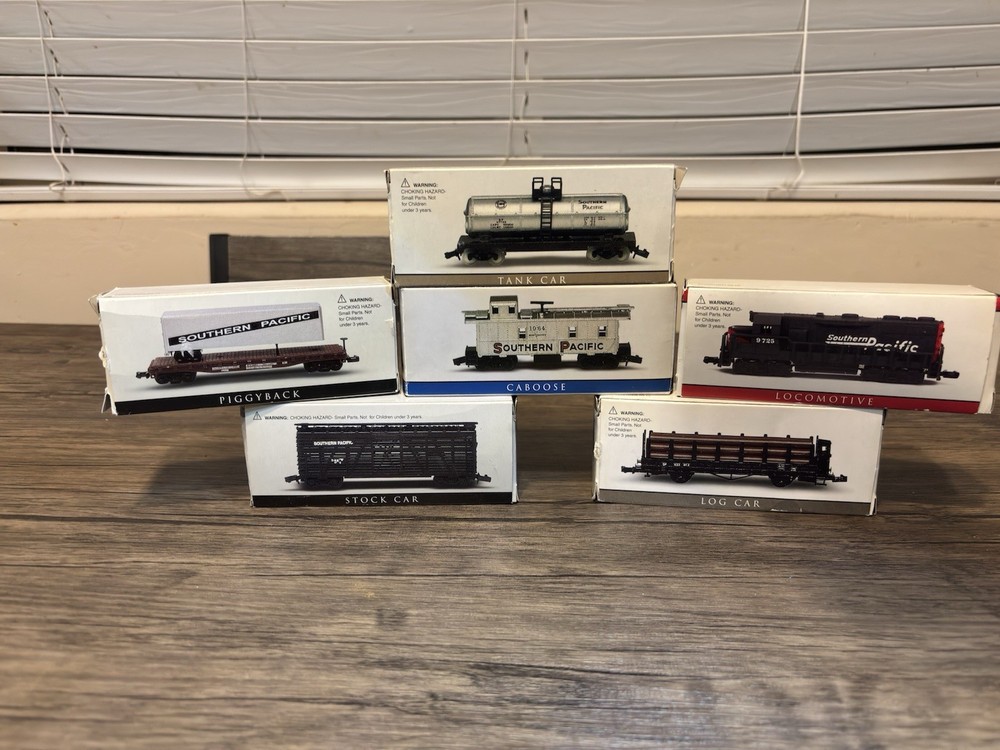 Complete 6-piece HO-scale Southern Pacific freight train set circa 1990s–2000s).