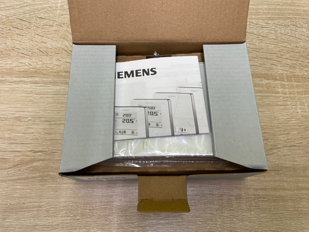 OPEN BOX Siemens QMX3.P34 White Room Operator Unit w/ Temperature Sensor