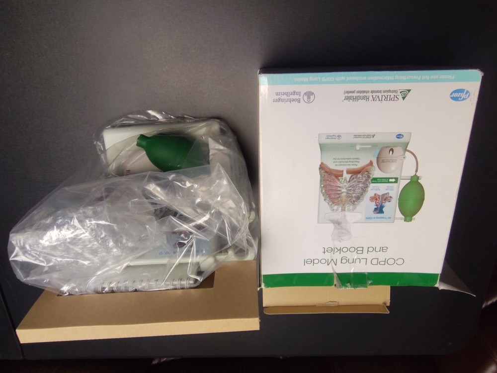 Vintage Pfizer COPD Display Model - Dr office interactive Spiriva Nib lungs