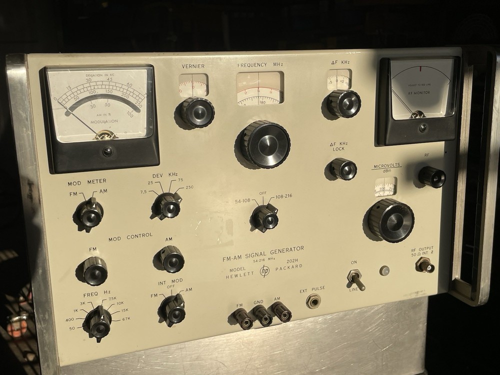 HP 202H  FM-AM SIGNAL Generator